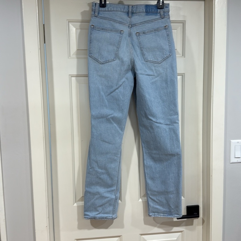 Abercrombie & Fitch Light Wash Distressed 90’s Straight Ultra High Rise Jeans - Picture 5 of 6